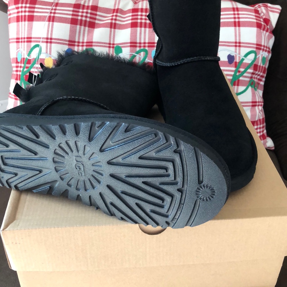 Ugg Bailey Bow II   NEW IN BOX